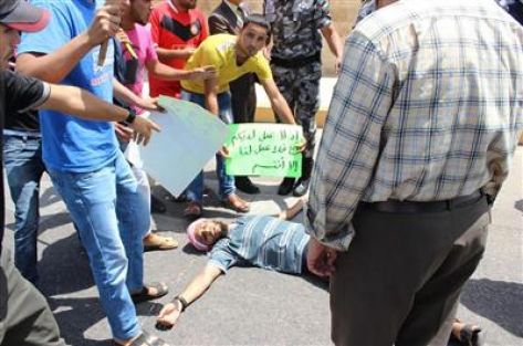العقبة :الأمن يفض اعتصام عاطلين عن العمل بالقوة العقبة :الأمن يفض اعتصام عاطلين عن العمل بالقوة