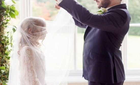 زوجة مصريّة تبيع ابنتها لثري عربي وتحاول تزويجها له عرفياً ..! زوجة مصريّة تبيع ابنتها لثري عربي وتحاول تزويجها له عرفياً ..!