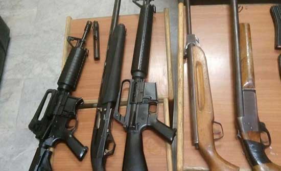 بالصور .. امن وقائي العاصمة يلقي القبض على شخص بحوزته سبعة اسلحة نارية