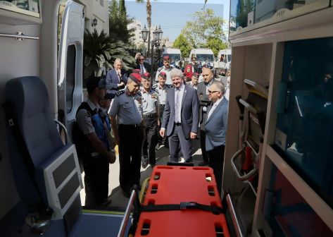 ''الدفاع المدني'' تتسلم سيارات إسعاف منحة من سويسرا