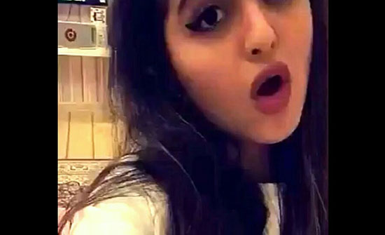 فنانة شابة تثير جدلاً بمكياجها وتصرفاتها.. شفتاها منتفختان! (فيديو) فنانة شابة تثير جدلاً بمكياجها وتصرفاتها.. شفتاها منتفختان! (فيديو)