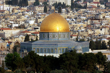 اوقاف القدس تستلم سجاد اوعز الملك بفرشه بـ"المرواني وقبة الصخرة"