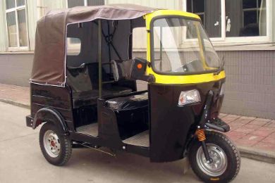 صورة: سيدة تقود الـ «توك توك» لإعالة أم كفيفة و4 يتامى