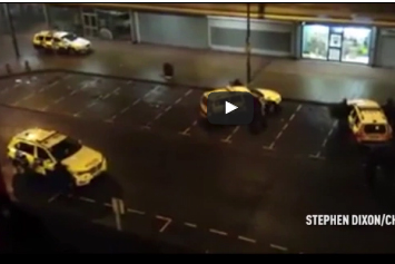 بالفيديو: لحظة اعتقال لص اقتحم متجراً واحتجز رهائن