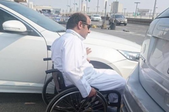 شاب من ذوي الاحتياجات يتذمر لعدم تمكنه من ركوب سيارته بعد أن أغلقت سيارة أخرى طريقه