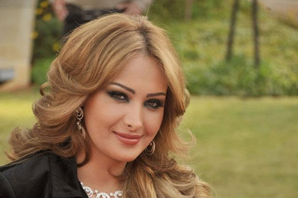 وأخيراً قمر خلف “فيسبوكية” وأخيراً قمر خلف “فيسبوكية”