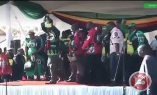 فيديو : انفجار يستهدف رئيس زيمبابوي خلال إلقائه كلمة