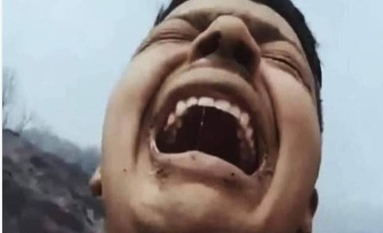 فيديو يبكي الحجر.. صرخة جندي جزائري وسط ألسنة اللهب