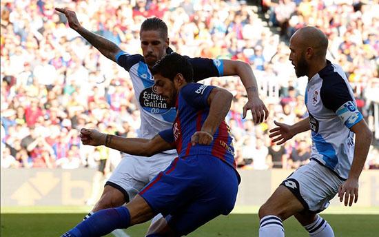 بالفيديو: "سواريز" يثير الجدل بسبب لكمه لاعب ديبورتيفو