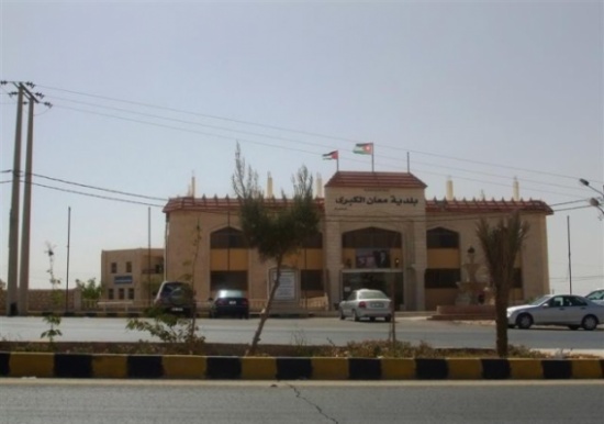 بلدية معان توزع مبردات مياه على المدارس