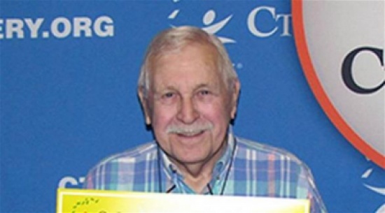 أمريكي يشتري بطاقة يانصيب بالخطأ ويفوز بالجائزة الكبرى