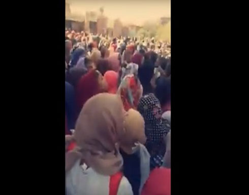 تظاهرة نسوية بجامعة سودانية تطالب برحيل البشير (شاهد) تظاهرة نسوية بجامعة سودانية تطالب برحيل البشير (شاهد)