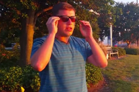 شاهد: ردة فعل أمريكي يرى الألوان لأول مرة