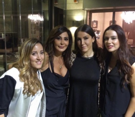 إليسا تستمتع مع صديقاتها على الـ barbecue