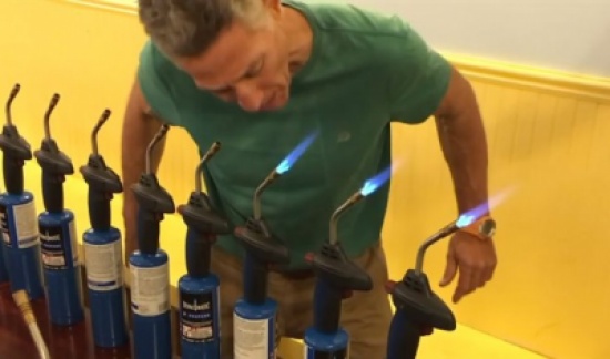 شاهد.. أمريكي يطفىء 191 فوهة لهب بلسانه