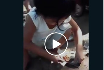 شاهد.. طفلة تبهر زبائنها بحرفيتها في تنظيف السمك