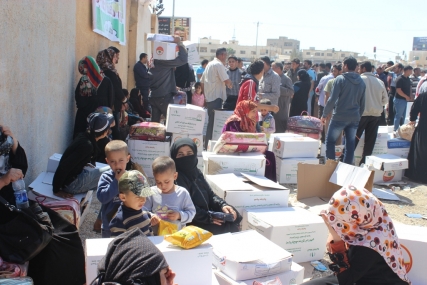 الحملة السعودية توزع مساعدات غذائية على اللاجئين السوريين في الاغوار الشمالية