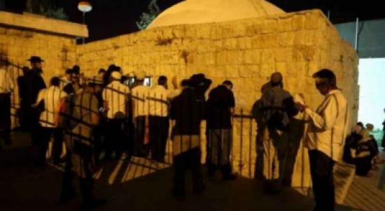اصابة شاب فلسطيني خلال اقتحام مئات المستوطنين لقبر يوسف اصابة شاب فلسطيني خلال اقتحام مئات المستوطنين لقبر يوسف