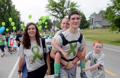 صبي أمريكي يحمل شقيقه المريض على ظهره لمسافة 57 ميلا