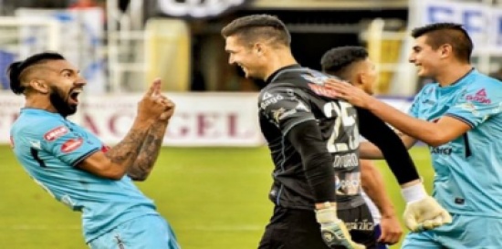 فيديو: حارس مرمى يسجل هدفًا مذهلًا في الدوري البوليفي