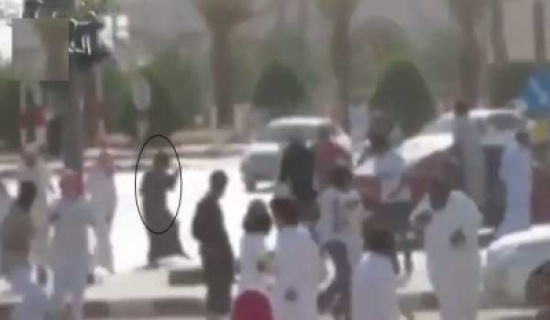 متهور سعودي يطلق النار عشوائيا من رشاش في اجتماع لـ " تفحيط السيارات " بالرياض ( فيديو ) متهور سعودي يطلق النار عشوائيا من رشاش في اجتماع لـ " تفحيط السيارات " بالرياض ( فيديو )
