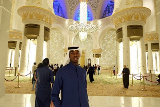 أغلى لاعب في العالم يعايد المسلمين بـ بزي خليجي