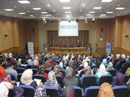 محاضرة حول أهمية الكشف المبكر عن السرطان في جامعة الزرقاء