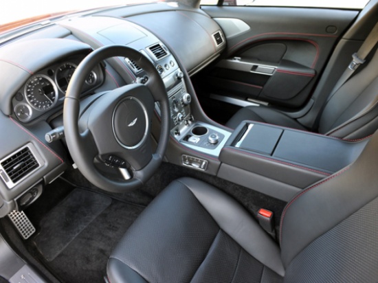 التحفظ على سيارة باسم فتاة معاقة .. تعمل بلوحات مختلفة