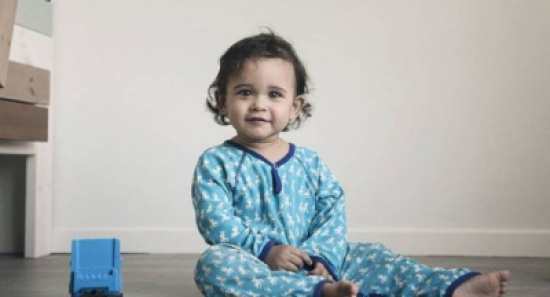 بالفيديو...طفل عمره سنتين ينقذ شقيقه من الموت