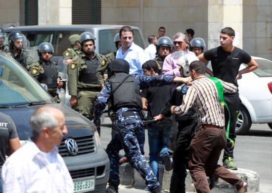 رايتس ووتش: أجهزة الأمن في غزة والضفة تعتقل وتنكل بمن ينتقدها والجهتان تنفيان رايتس ووتش: أجهزة الأمن في غزة والضفة تعتقل وتنكل بمن ينتقدها والجهتان تنفيان