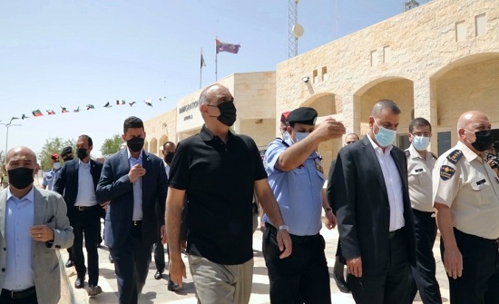 الخصاونة يتفقد سير العمل بمركز حدود العمري ويؤكد ضرورة تبسيط الاجراءات على المسافرين الخصاونة يتفقد سير العمل بمركز حدود العمري ويؤكد ضرورة تبسيط الاجراءات على المسافرين