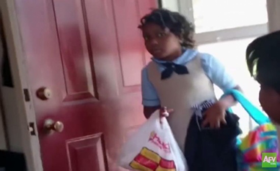 رد فعل فتاة حصلت على مفاجأة من والدتها