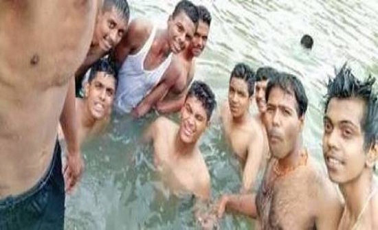 بالصورة: رحلة جامعية تنتهي بكارثة.. غرق أثناء التقاط رفاقه "سيلفي" بالصورة: رحلة جامعية تنتهي بكارثة.. غرق أثناء التقاط رفاقه "سيلفي"