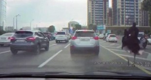 بالفيديو: مشهد مريع للص يجر ضحيته في الشارع بالفيديو: مشهد مريع للص يجر ضحيته في الشارع