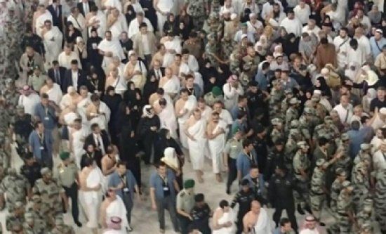 شاهد: لحظة تطويق أردوغان بالحرم المكي.. عشرات الجنود يحيطون بالرئيس التركي !