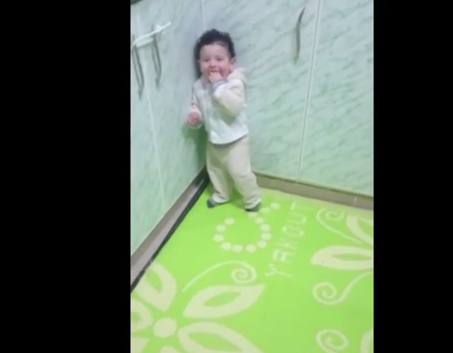 شاهد.. رد فعل رضيع يتذوق الشوكولا للمرة الأولى في حياته