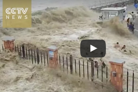 شاهد.. أمواج مد عاتية فى نهر صينى تفاجئ السياح وتجرفهم بقوة