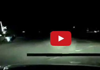 شرطي يواجه قطارا سريعا لإنقاذ سيدة