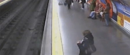 سقوط سيدة على شريط القطار