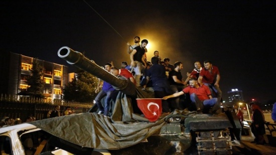 في تركيا .. أخطأ المؤذن .. فظن الأتراك أنه انقلاب عسكري جديد ! (التفاصيل) في تركيا .. أخطأ المؤذن .. فظن الأتراك أنه انقلاب عسكري جديد ! (التفاصيل)