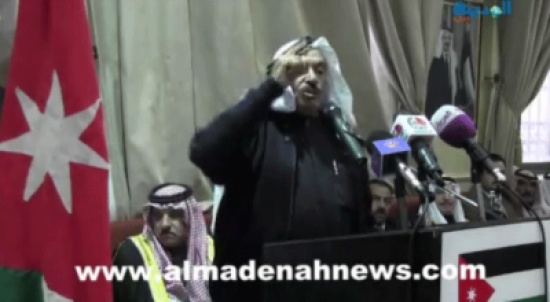 رجل في تجمع لبني صخر يتوعد بتحميل الحراك والأحزاب مسؤولية أي دماء تسفك من الجيش والأمن ( فيديو ) رجل في تجمع لبني صخر يتوعد بتحميل الحراك والأحزاب مسؤولية أي دماء تسفك من الجيش والأمن ( فيديو )