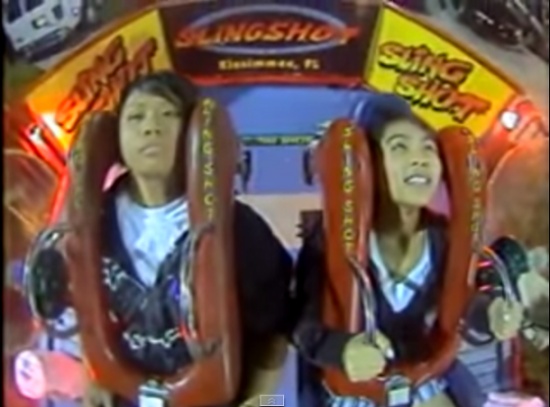 شاهد.. أغرب ردة فعل لشاب يركب لعبة ملاهي خطرة