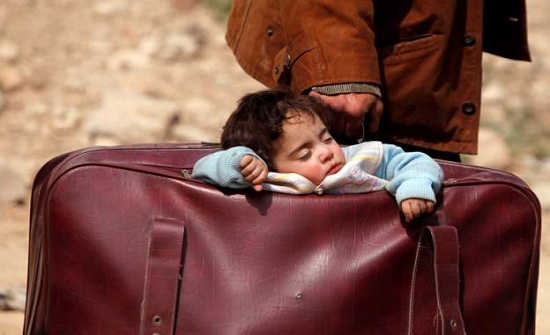 مأساة النازحين من جحيم الغوطة في صورة طفل نائم في حقيبة يحملها والده! مأساة النازحين من جحيم الغوطة في صورة طفل نائم في حقيبة يحملها والده!