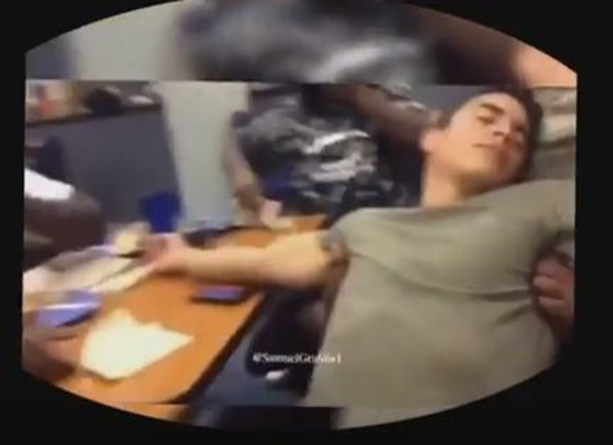 بالفيديو: مراهق يفقد وعيه بـ صفعة من إمرأة بعد سحب شعرها