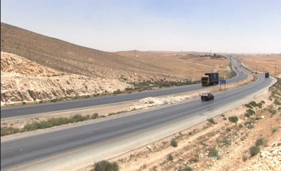 مستخدمو طريق محي الطريق الصحراوي يطالبون بتوسعته وتعبيده