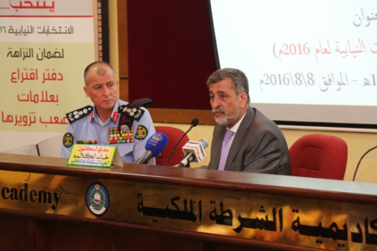 الكلالدة يلقي محاضرة في أكاديمية الشرطة الملكية