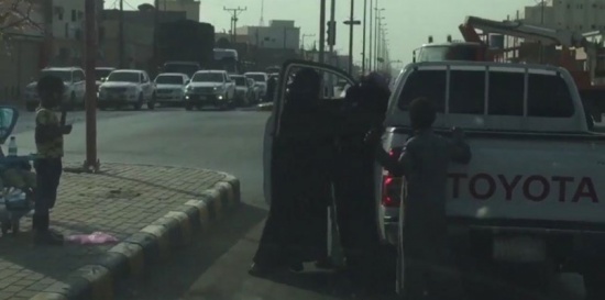 شجار عنيف بين متسولتين في السعودية.. وهذه كانت نهايته (فيديو) شجار عنيف بين متسولتين في السعودية.. وهذه كانت نهايته (فيديو)
