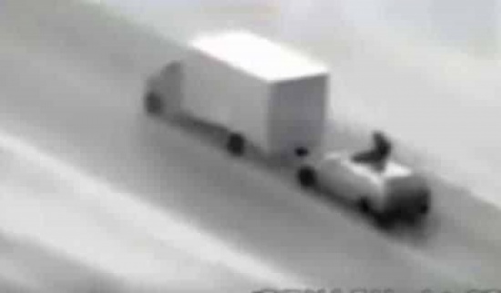 بالفيديو: عملية سرقة جنونية لـ عدد كبير من هواتف آيفون على طريق سريع