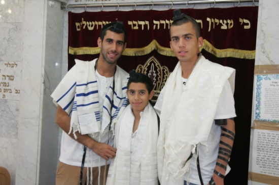 صور الجندي الاسرائيلي الاسير ورابط صفحته الشخصية على الفيسبوك