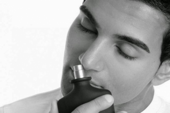 صور| مهما كان عطرك رخيص الثمن.. إليك هذا السر لبقائه طوال اليوم